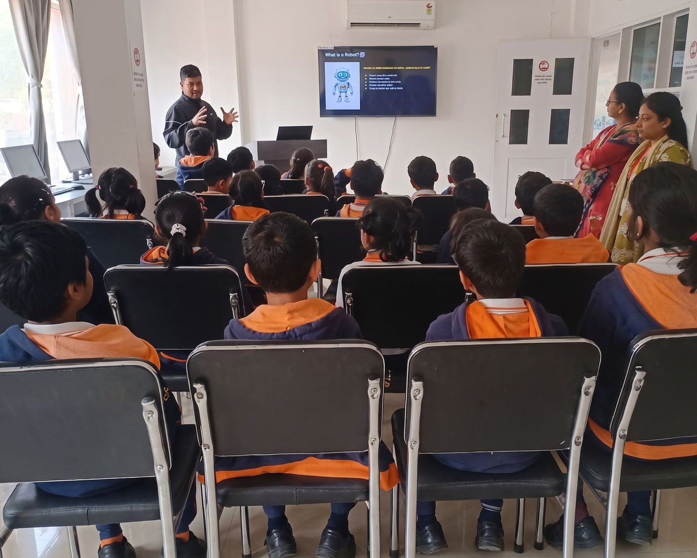 Sultan Mahmud teaching AI to students in a live classroom